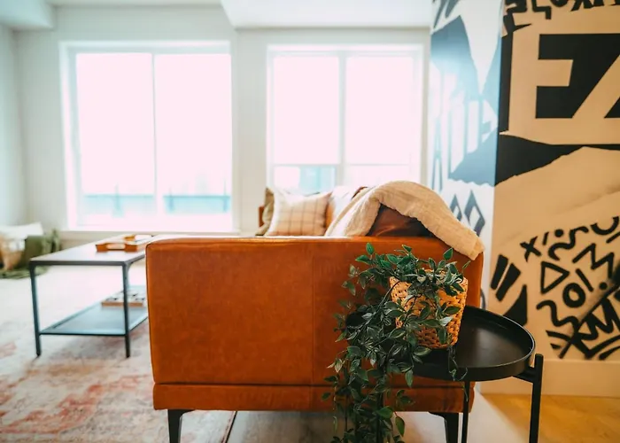Chic Cozy Retreat - 2Br - Stunning North End Views