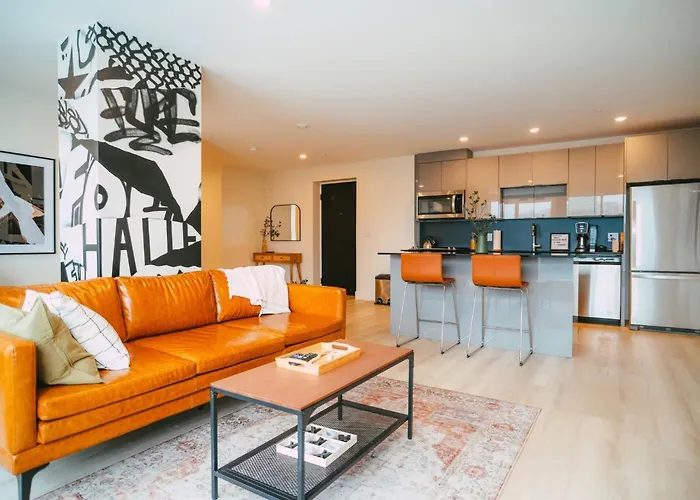 Chic Cozy Retreat - 2Br - Stunning North End Views